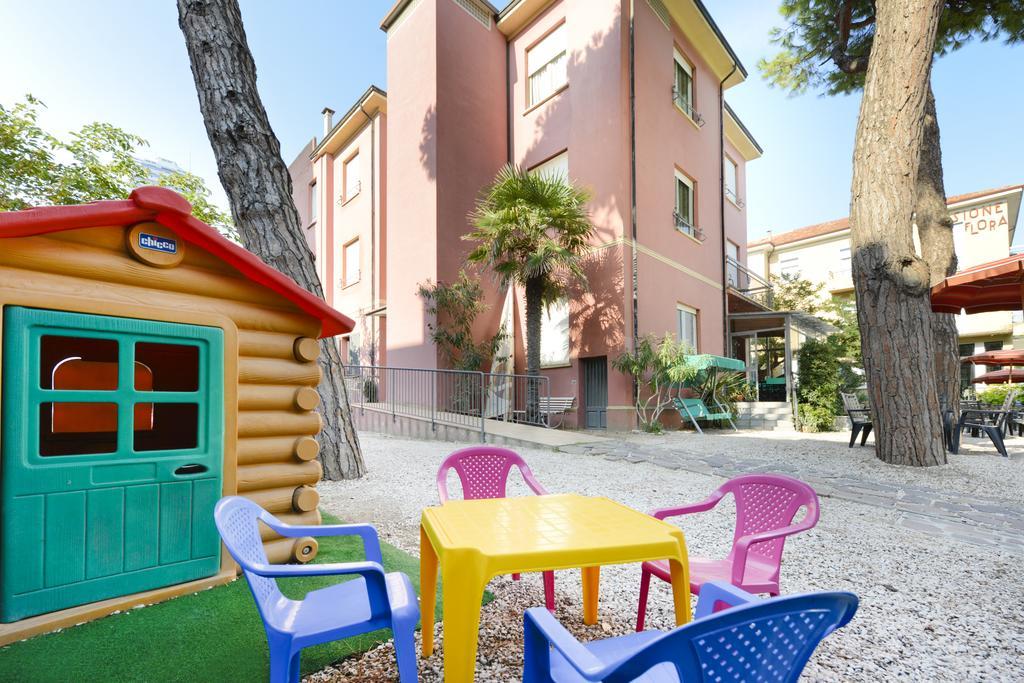 Hotel Flora Cesenatico Esterno foto