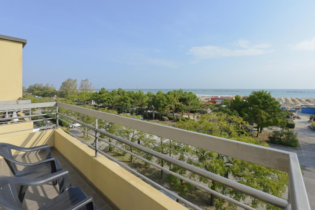 Hotel Flora Cesenatico Esterno foto