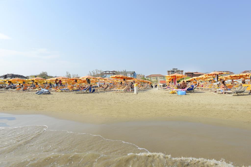 Hotel Flora Cesenatico Esterno foto
