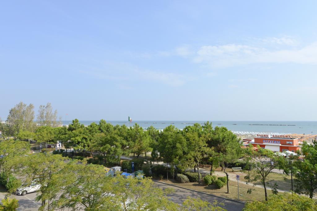 Hotel Flora Cesenatico Esterno foto